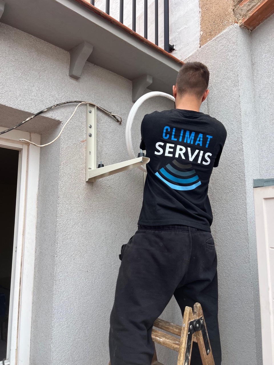 Fitting the outdoor unit brackets